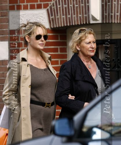 Amsterdam 13 oktober.
Chantal Janzen zwanger met haar moeder aan het winkelen.
Peter Smulders bv