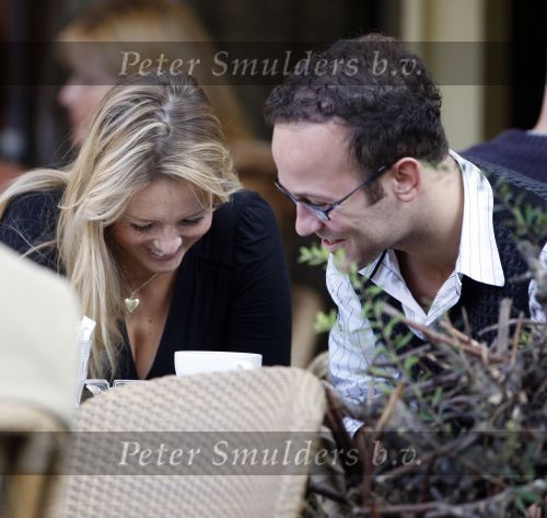Amsterdam 16 oktober 2007
Chantal Janzen met een vriend op terras.