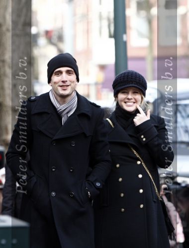 Amsterdam 24 december 2008
Een hoogzwangere Chantal janzen op straat met haar vriend Marco en zijn dochter
Peter Smulders bv