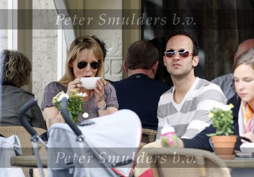Amsterdam 29 april 2008
Chantal Janzen op terras bij joffers met een vriend.
Peter Smulders bv