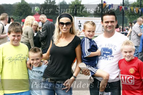 Amsterdam 7 juni 2008
Marc Overmars en zijn vrouw Chantal v Woensel met hun kinderen en zoons van broer bij dag voor ADHD op de toekomst bij ajax.