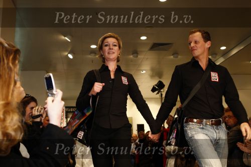 Amsterdam 29 november 2008
Diverse Bekenede Nederlanders BN ers verkopen bij de bijenkorf plastic draagtassen voor het aidsfonds. Charlotte Besijn en Joep Onderdelinden
Peter Smulders bv