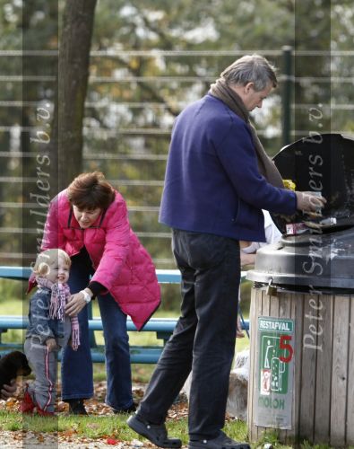 Maarheeze 25 oktober 2008
Chazia Mourali met man Marc Schroder en dochtertje Jasmijn op een parkeerplaats .
Peter Smulders bv