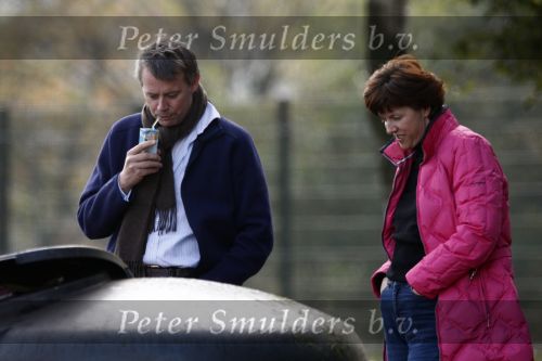 Maarheeze 25 oktober 2008
Chazia Mourali met man Marc Schroder en dochtertje Jasmijn op een parkeerplaats .
Peter Smulders bv