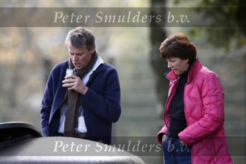 Maarheeze 25 oktober 2008
Chazia Mourali met man Marc Schroder en dochtertje Jasmijn op een parkeerplaats .
Peter Smulders bv