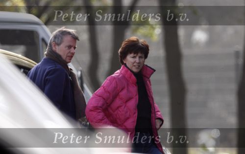 Maarheeze 25 oktober 2008
Chazia Mourali met man Marc Schroder en dochtertje Jasmijn op een parkeerplaats .
Peter Smulders bv