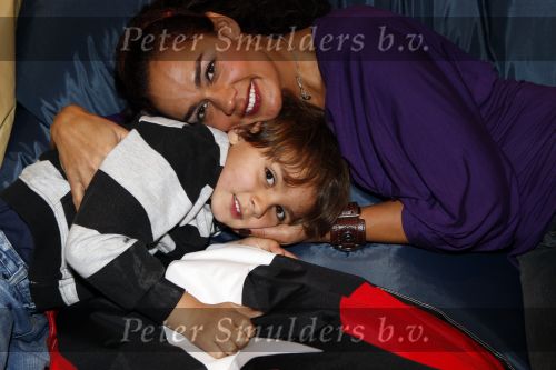Sprang Capelle 9  decembe r 2007
Chimene v OOterhout met zoon Liam bij preentatie DVD Rattatouli .
Peter Smulders bv