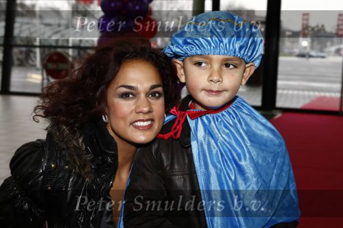 Rotterdam 30 november 2008
Het feest van Sinterklaas in ahoy . Chimene v Oosterhout met zoontje Liam
Peter Smulders bv