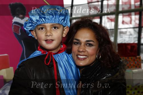 Rotterdam 30 november 2008
Het feest van Sinterklaas in ahoy . Chimene v Oosterhout met zoontje Liam
Peter Smulders bv