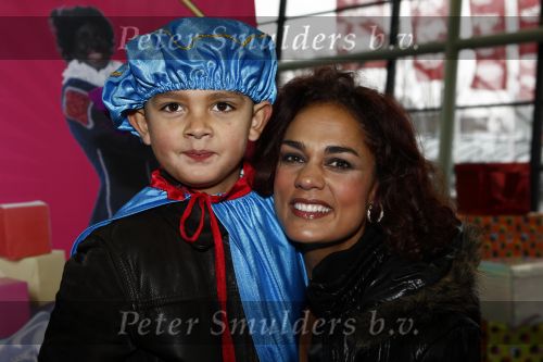 Rotterdam 30 november 2008
Het feest van Sinterklaas in ahoy . Chimene v Oosterhout met zoontje Liam
Peter Smulders bv