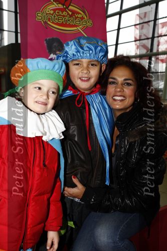 Rotterdam 30 november 2008
Het feest van Sinterklaas in ahoy . Chimene v Oosterhout met zoontje Liam
Peter Smulders bv