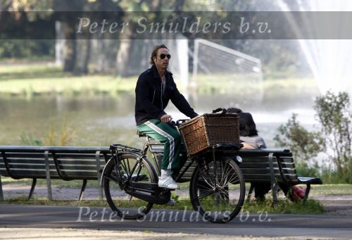 Amsterdam 11 oktober 2008
Chris Zegers op zijn bakfiets in het vondelpark.