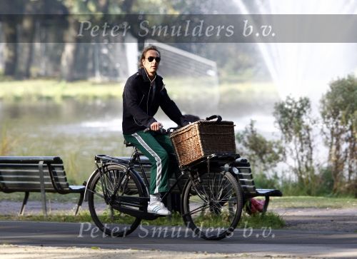 Amsterdam 11 oktober 2008
Chris Zegers op zijn bakfiets in het vondelpark.