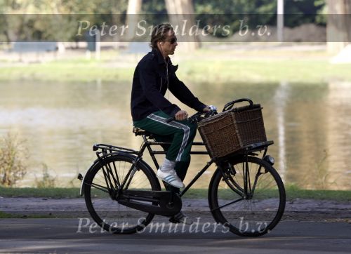 Amsterdam 11 oktober 2008
Chris Zegers op zijn bakfiets in het vondelpark.
