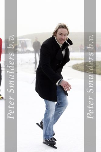 Biddinghuizen 23 december 2008
eerste dag van de film de hel van 63 op de schaatsbaan in Biddinghuizen met Henk Gemser Chris Zegers Cas Jansen en Chava voor in t Holt.
Peter Smulders bv