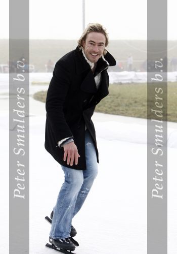 Biddinghuizen 23 december 2008
eerste dag van de film de hel van 63 op de schaatsbaan in Biddinghuizen met Henk Gemser Chris Zegers Cas Jansen en Chava voor in t Holt.
Peter Smulders bv