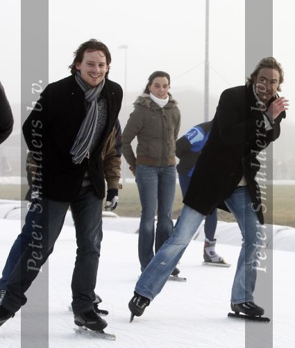 Biddinghuizen 23 december 2008
eerste dag van de film de hel van 63 op de schaatsbaan in Biddinghuizen met Henk Gemser Chris Zegers Cas Jansen en Chava voor in t Holt.
Peter Smulders bv