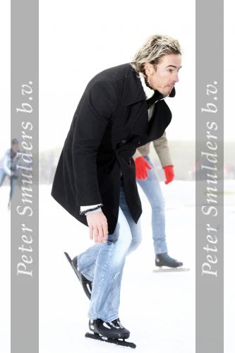 Biddinghuizen 23 december 2008
eerste dag van de film de hel van 63 op de schaatsbaan in Biddinghuizen met Henk Gemser Chris Zegers Cas Jansen en Chava voor in t Holt.
Peter Smulders bv