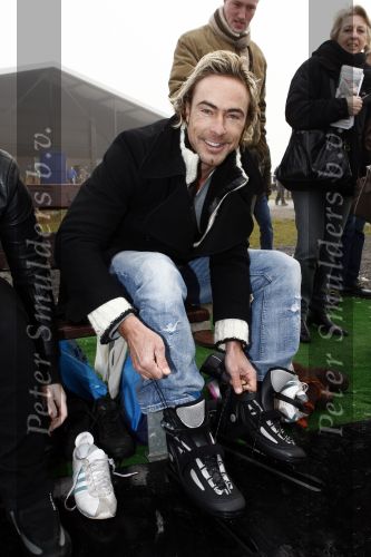 Biddinghuizen 23 december 2008
eerste dag van de film de hel van 63 op de schaatsbaan in Biddinghuizen met Henk Gemser Chris Zegers Cas Jansen en Chava voor in t Holt.
Peter Smulders bv