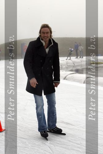 Biddinghuizen 23 december 2008
eerste dag van de film de hel van 63 op de schaatsbaan in Biddinghuizen met Henk Gemser Chris Zegers Cas Jansen en Chava voor in t Holt.
Peter Smulders bv