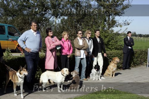 Ouderkerk aan de Amstel 3 oktober 2005
Halsband van blinde geleide honden.
Emile Rtelband Roos ten Brink vera Mann Christoph Haddad en Maik Starink
Peter Smulders bv