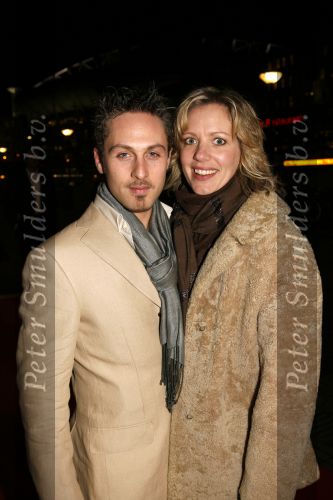 Amsterdam 7 maart 2006
Premiere ik omhels je met 1000 armen in Pathe arena.
Christoph Haddad met vriendin
Peter Smulders bv
