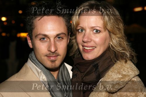 Amsterdam 7 maart 2006
Premiere ik omhels je met 1000 armen in Pathe arena.
Christoph Haddad met vriendin
Peter Smulders bv