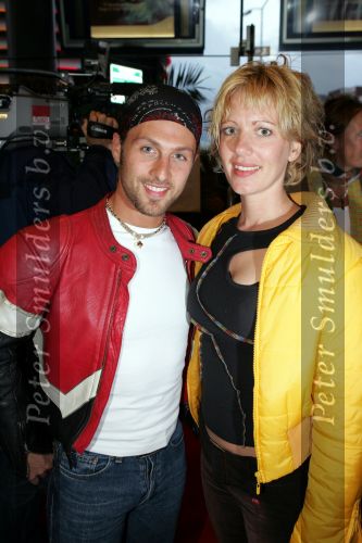 Scheveningen 13 september 2004
Premiere Cool in pathe scheveningen.
Christophe Haddad met hoofddoek en vriendin
Peter Smulders bv