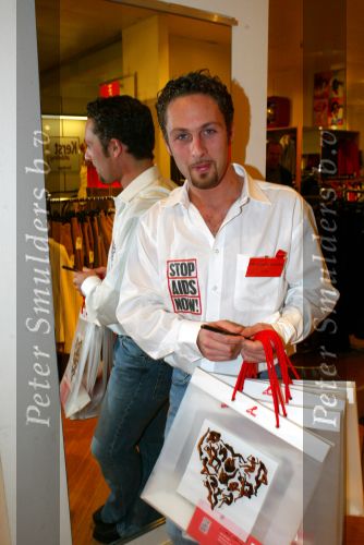 Amsterdam 29 november 2003
Bekende Nederlanders verkopen plastic tassen t.b.v. het aidsfonds.
Christophe Haddad
Peter Smulders bv