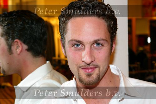 Amsterdam 29 november 2003
Bekende Nederlanders verkopen plastic tassen t.b.v. het aidsfonds.
Christophe Haddad
Peter Smulders bv