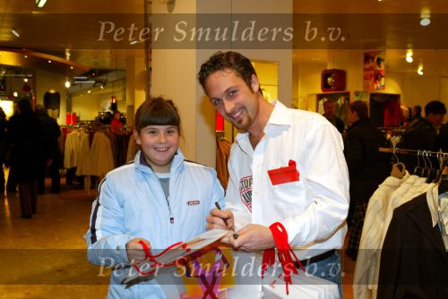 Amsterdam 29 november 2003
Bekende Nederlanders verkopen plastic tassen t.b.v. het aidsfonds.
Christophe Haddad
Peter Smulders bv