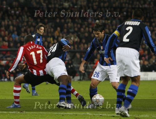 Eindhoven, 12 December 2007
Champions League wedstrijd PSV-Internationale Milan, eindstand 0-1 Seizoen 2007/2008
Christian Chivu houdt jefferson Farfan van de bal