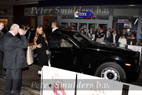 Amsterdam 8 oktober 2007
Linda de Mol bij de premiere van Alles is liefde in Tuschinski. Linda kwam samen met Gordon. Christijan Albers rijdt hun in Rolls Royce.