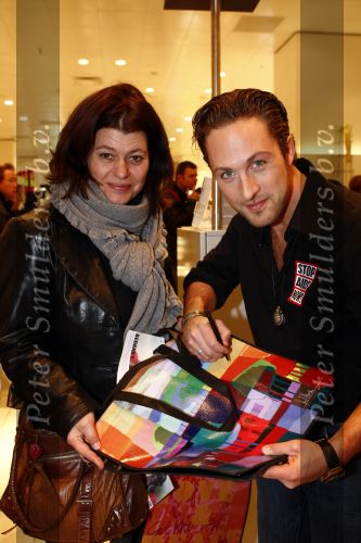 Amsterdam 29 november 2008
Diverse Bekenede Nederlanders BN ers verkopen bij de bijenkorf plastic draagtassen voor het aidsfonds. Christoph Haddad
Peter Smulders bv