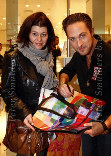 Amsterdam 29 november 2008
Diverse Bekenede Nederlanders BN ers verkopen bij de bijenkorf plastic draagtassen voor het aidsfonds. Christoph Haddad
Peter Smulders bv