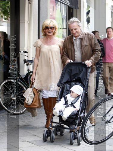 Amsterdam 14 juni 2008
Hans Breukhoven en Connie Breukhoven aan het wandelen op de pc hooftstraat met hun kleindochter. ( Dochter van Constanza ).