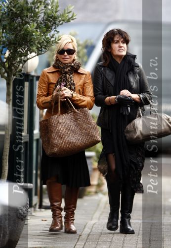 Amsterdam 25 november 2008
Connie Breukhoven aan het winkelen met een vriendin op de cornelis schuytstraat.
Peter Smulders bv