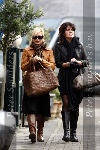 Amsterdam 25 november 2008
Connie Breukhoven aan het winkelen met een vriendin op de cornelis schuytstraat.
Peter Smulders bv