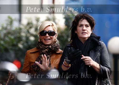 Amsterdam 25 november 2008
Connie Breukhoven aan het winkelen met een vriendin op de cornelis schuytstraat.
Peter Smulders bv