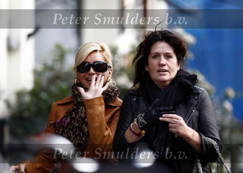 Amsterdam 25 november 2008
Connie Breukhoven aan het winkelen met een vriendin op de cornelis schuytstraat.
Peter Smulders bv