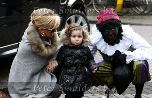Amsterdam 29 november 2008
Connie en Hans Breukhoven met hun kleindochter bij zwarte piet in de cornelis schuytstraat.
Peter Smulders bv