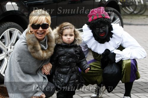 Amsterdam 29 november 2008
Connie en Hans Breukhoven met hun kleindochter bij zwarte piet in de cornelis schuytstraat.
Peter Smulders bv
