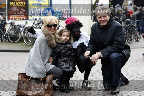 Amsterdam 29 november 2008
Connie en Hans Breukhoven met hun kleindochter bij zwarte piet in de cornelis schuytstraat.
Peter Smulders bv