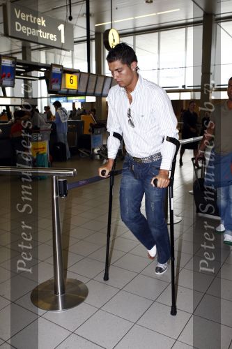 Amsterdam 8 juli 2008
Cristiano Ronaldo op krukken op vliegveld Schiphol nadat hij in Amsterdam geopereerd is aan zijn enkel.