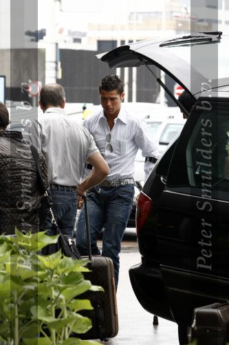 Amsterdam 8 juli 2008
Cristiano Ronaldo op krukken op vliegveld Schiphol nadat hij in Amsterdam geopereerd is aan zijn enkel.