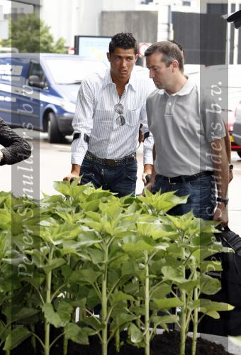 Amsterdam 8 juli 2008
Cristiano Ronaldo op krukken op vliegveld Schiphol nadat hij in Amsterdam geopereerd is aan zijn enkel.