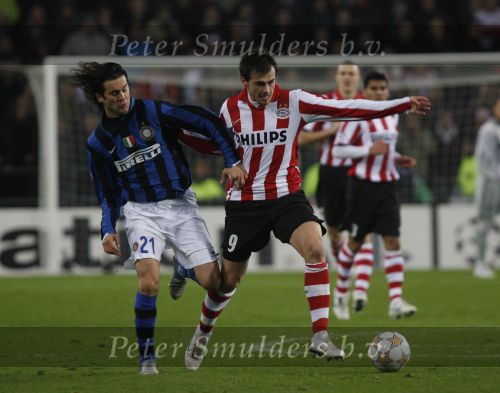 Eindhoven, 12 December 2007
Champions League wedstrijd PSV-Internationale Milan, eindstand 0-1 Seizoen 2007/2008
Danko Lazovic in duel met Santiago Solari