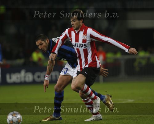 Eindhoven, 12 December 2007
Champions League wedstrijd PSV-Internationale Milan, eindstand 0-1 Seizoen 2007/2008 Danko Lazovic in duel met Marco Materazzi