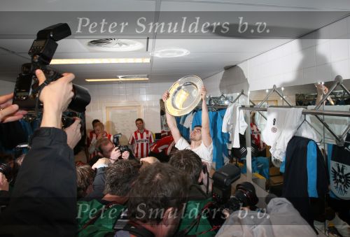 Arnhem, 20 April 2008 Kompetitiewedstrijd Vitesse-PSV, eindstand 0-1 Seizoen 2007/2008
PSV Landskampioen en wordt er dus feest gevierd
Danko Lazovic is blij en toont de kampioensschaal