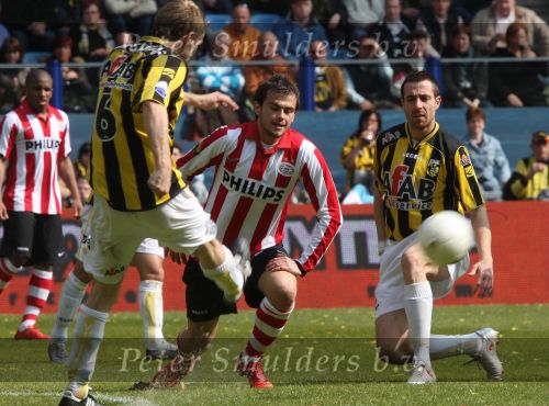Arnhem, 20 April 2008 Kompetitiewedstrijd Vitesse-PSV, eindstand 0-1 Seizoen 2007/2008
PSV Landskampioen en wordt er dus feest gevierd
Danko Lazovic is onderuit gehaald door Sebastien Sansoni
